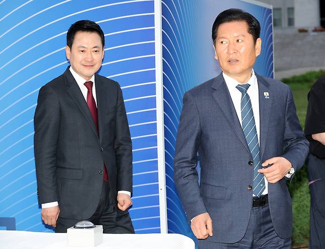 정청래 더불어민주당 대표와 국민의힘 장동혁 대표가 지난달 30일 국회 중앙 잔디광장에서 열린 불기2570년 국회정각회 봉축 점득식에서 점등 세리머니를 마친 뒤 자리로 이동하고 있다. [연합뉴스]