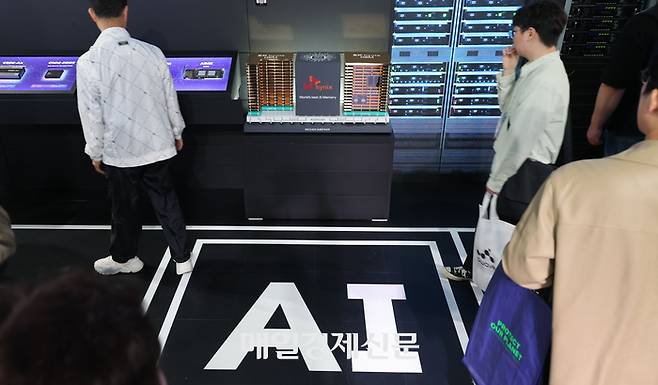 24일 서울 강남구 코엑스에서 열린 ‘2025 월드 IT쇼’ 에서 관람객이 SK부스에 마련된 하이닉스 인공지능 메모리침을 살펴보고 있다. . 2025.04.24. [이승환기자]