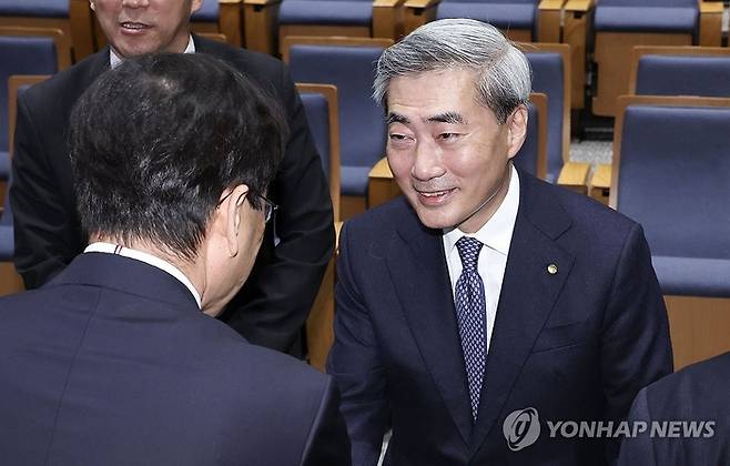 신현송 한국은행 총재가 지난 4월 서울 중구 한국은행 별관에서 열린 취임식에서 직원들과 인사하고 있다. [연합뉴스]