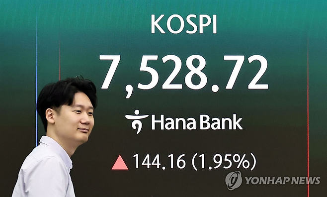 7일 서울 중구 하나은행 딜링룸 현황판에 코스피가 표시되고 있다. 이날 코스피는 전 거래일 대비 114.51포인트(1.55%) 오른 7,499.07에, 코스닥은 0.66포인트(0.05%) 오른 1,210.83에 개장했다. 코스피는 장중 7,500을 돌파하며 또 최고치를 경신했다. (연합뉴스)