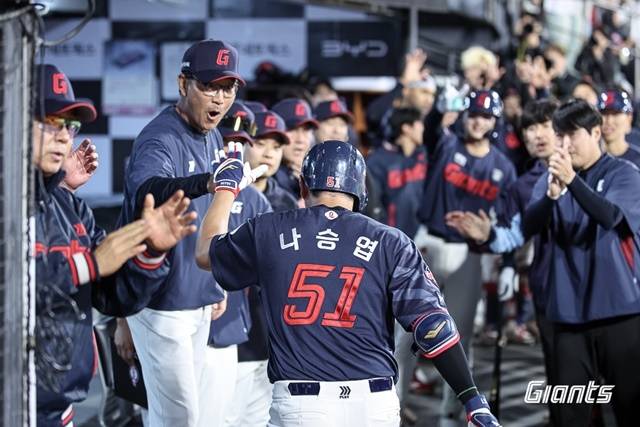 6일 KT전에서 홈런을 친 뒤 기뻐하는 나승엽. 사진=롯데 제공