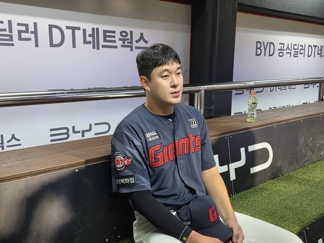 6일 KT전이 끝난 뒤 인터뷰하고 있는 나승엽. 사진=연합뉴스