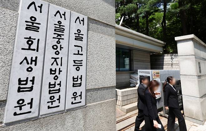 김건희 여사의 도이치모터스 주가조작 사건 2심을 맡은 신종오 서울고등법원 고법판사(55·사법연수원 27기)가 6일 오전 1시 경 서울법원종합청사에서 숨진 채 발견됐다. 사진은 이날 오전 서울고등법원이 위치한 서울 서초구 서울법원종합청사의 모습. /사진=뉴스1 /사진=(서울=뉴스1) 최지환 기자