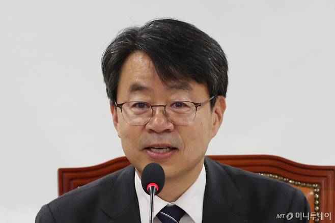 [서울=뉴시스] 고승민 기자 = 박홍배 더불어민주당 의원이 29일 서울 여의도 국회 의원회관에서 열린 '늑구 오월드 탈출사건'으로 본 우리나라 동물원 실태점검 긴급 토론회에서 인사말을 하고 있다. 2026.04.29. kkssmm99@newsis.com /사진=고승민