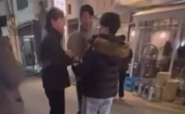여성 팬에 대한 외모 비하로 막말 논란에 휩싸인 롯데 자이언츠 소속 투수 최충연에 대해 KBO가 징계 검토에 들어갔다. 사진은 롯데자이언츠 소속 투수 최충연과 같은팀 윤성빈 등 지인 모습. /사진=온라인커뮤니티