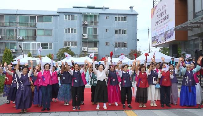 평택시가 오는 23일부터 11월7일까지 평택시 일대에서 전통 복식 제작과 행렬을 결합한 주민참여형 문화 프로그램 '바느질부대'를 운영하고 있다. /사진제공=평택시