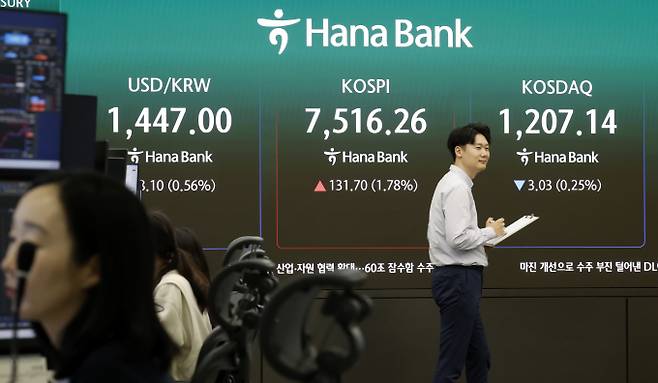 최근 코스피의 가파른 상승세가 당분간 이어져 개인과 외국인·기관의 활발한 매도·매수도 지속될 것이란 관측이다. 사진은 7일 오전 서울 중구 하나은행 딜링룸. /사진=뉴시스