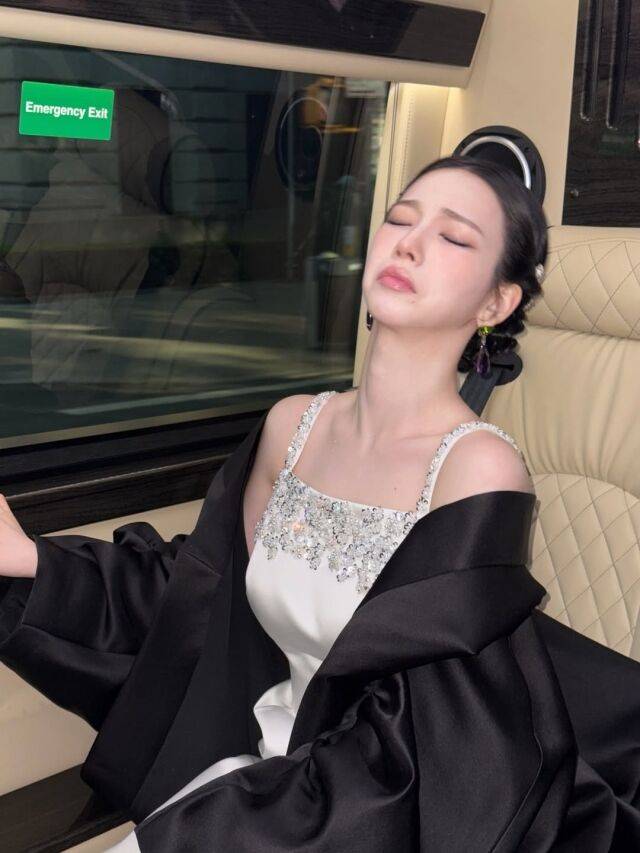 카리나가 귀여운 해프닝으로 팬들의 웃음을 자아냈다. / 카리나 SNS