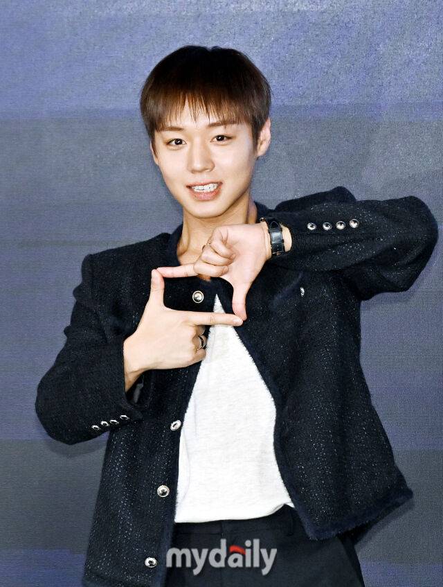 배우 박지훈이 6일 오후 서울 구의동 풀만 앰배서더 서울 이스트폴 호텔에서 진행된 티빙 오리지널 '취사병 전설이 되다' 제작발표회에서 포토타임을 갖고 있다.'취사병 전설이 되다'는 이등병 강성재가 ‘전설의 취사병’으로 거듭나는 과정을 그린 밀리터리 쿡방 판타지 드라마로 박지훈, 윤경호, 이상이, 한동희 이홍내 등이 출연한다. 5월 11일 첫 방송 예정.