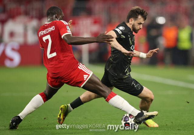 바이에른 뮌헨의 우파메카노(왼쪽)가 7일 독일 뮌헨에서 열린 PSG와의 2025-26시즌 UEFA 챔피언스리그 4강 2차전에서 크바라츠헬리아의 돌파 저지를 시도하고 있다./게티이미지코리아