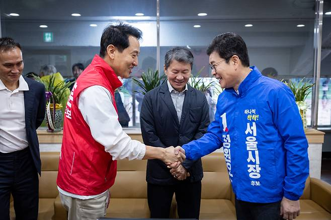 정원오(맨 오른쪽) 더불어민주당 서울시장 후보와 오세훈(왼쪽 두 번째) 국민의힘 서울시장 후보가 3일 서울 용산구 효창운동장에서 열린 서울특별시장기 축구대회 개회식에 앞서 악수하며 인사를 나누고 있다. [연합]