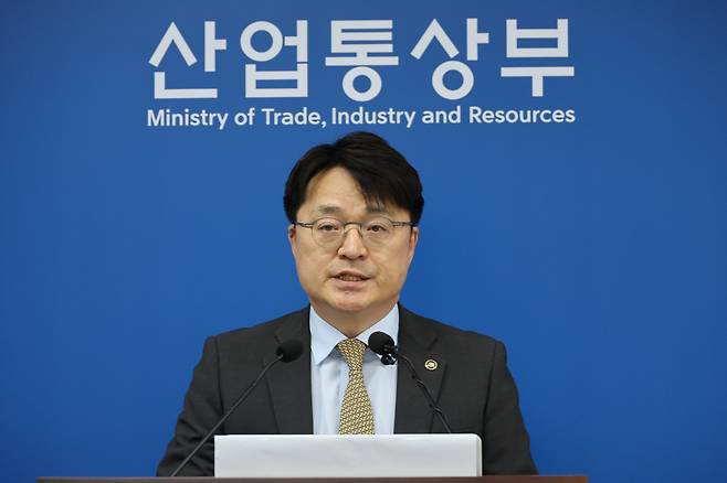 문신학 산업통상부 1차관이 7일 세종시 정부세종청사에서 제5차 석유 최고가격을 발표하고 있다.  [연합]