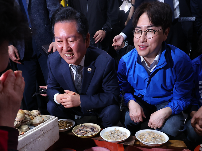 더불어민주당 정청래 대표와 북갑 국회의원 보궐선거 출마를 공식화한 하정우 전 청와대 AI 미래기획수석이 지난 3일 부산 북구 구포시장에서 상인들과 대화를 나누고 있다. [연합]