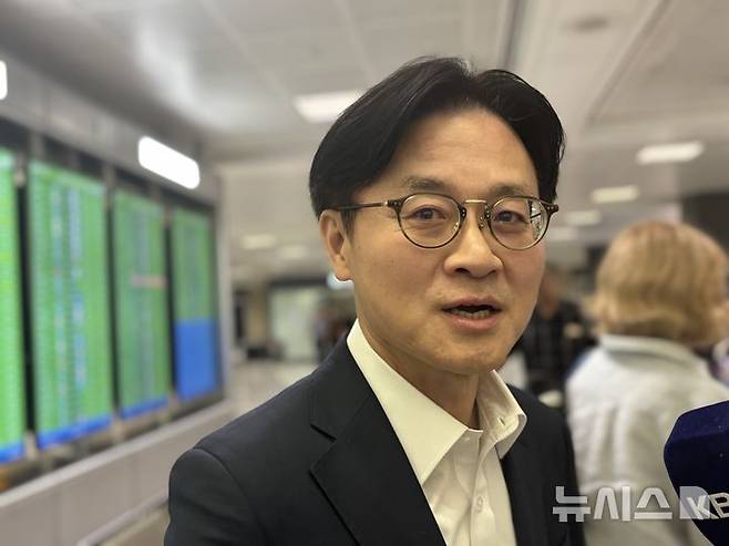 [워싱턴=뉴시스]이윤희 특파원 = 김정관 산업통상자원부(산업부) 장관이 대미투자 협의를 위해 6일(현지 시간) 미국 워싱턴DC 인근 덜레스국제공항으로 입국하며 특파원들과 만나 발언하고 있다. 2026.05.07.