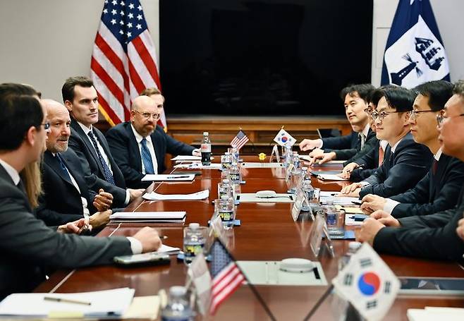[서울=뉴시스] 권창회 기자 = 김정관 산업통상부 장관이 지난 1월 29일(현지 시간) 미국 워싱턴 D.C. 상무부 회의실에서 하워드 러트닉 미 상무부 장관과 면담을 갖고 관세 등 통상 현안을 논의하고 있다. (사진=산업통상부 제공) 2026.01.31. photo@newsis.com *재판매 및 DB 금지