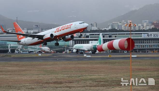 [제주=뉴시스] 우장호 기자 = 제주국제공항 활주로에서 제주항공 여객기가 이륙을 하고 있다. 2026.01.11. woo1223@newsis.com