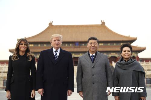[베이징=AP/뉴시스]도널드 트럼프 미국 대통령 부부가 시진핑 중국 국가주석 부부와 함께 2017년 11월 8일 베이징 자금성에서 기념촬영을 하고 있다. 2026.05.07.