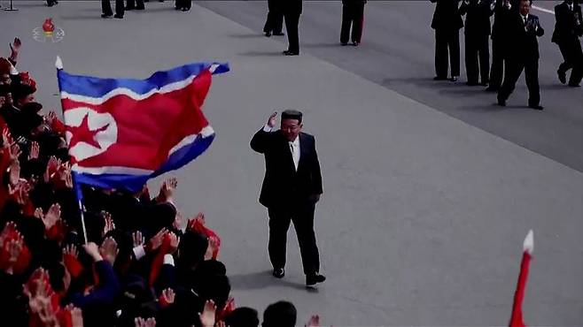 [서울=뉴시스] 김정은 북한 국무위원장이 지난 2일 사회주의애국청년동맹 제11차대회 참가자들을 만나 기념사진을 찍었다고 조선중앙TV가 3일 보도했다. (사진=조선중앙TV 캡처) *재판매 및 DB 금지