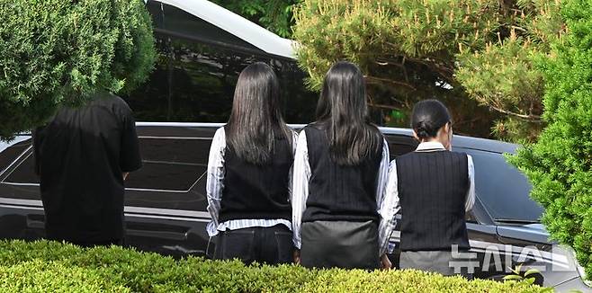 [광주=뉴시스] 이현행 기자 = 광주 도심에서 흉기 피습을 당해 숨진 고(故) A(17)양의 발인이 엄수된 7일 오전, 고인의 모교인 광산구 한 고등학교에서 학생들이 운구 차량을 향해 묵념하며 마지막 인사를 건네고 있다. 2026.05.07. lhh@newsis.com