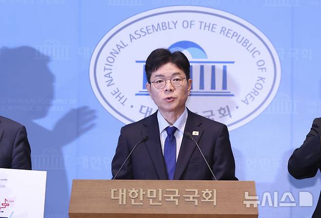 [서울=뉴시스] 김근수 기자 = 정원오 더불어민주당 서울시장 후보가 7일 오전 서울 여의도 국회 소통관에서 열린 더불어민주당 정원오 서울시장 후보 교통공약 발표 기자회견에서 정책을 발표하고 있다. 2026.05.07. ks@newsis.com