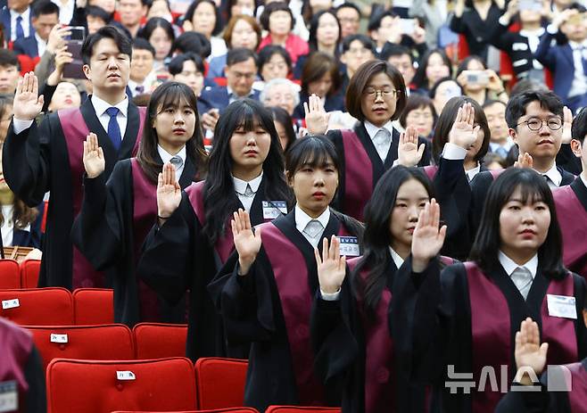 [과천=뉴시스] 황준선 기자 = 7일 오전 경기 과천시 정부과천청사 대강당에서 열린 신임 검사 임관식에서 신임 검사들이 선서를 하고 있다. 2026.05.07. hwang@newsis.com