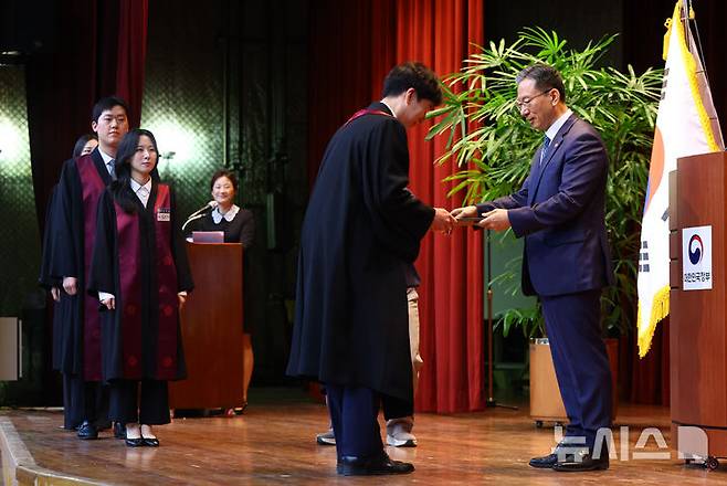 [과천=뉴시스] 황준선 기자 = 정성호 법무부 장관이 7일 오전 경기 과천시 정부과천청사 대강당에서 열린 신임 검사 임관식에서 검사들에게 임명장을 수여하고 있다. 2026.05.07. hwang@newsis.com