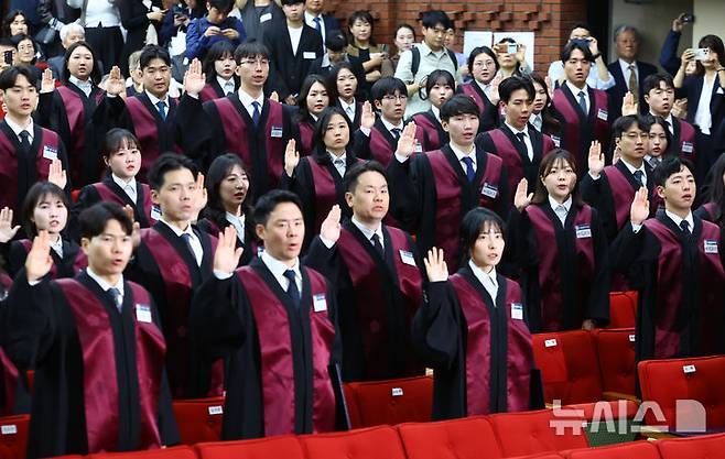 [과천=뉴시스] 황준선 기자 = 7일 오전 경기 과천시 정부과천청사 대강당에서 열린 신임 검사 임관식에서 신임 검사들이 선서를 하고 있다. 2026.05.07. hwang@newsis.com