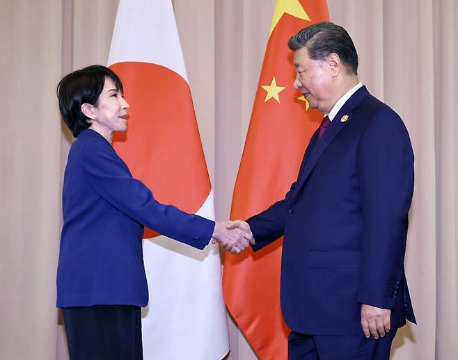 [경주=AP/뉴시스] 다카이치 사나에(高市早苗) 일본 총리가 중일 관계 악화를 초래한 '대만 유사시 개입' 발언을 한 지 7일로 6개월이 됐다. 그러나 여전히 관계 개선은 불투명하다는 전망이 나온다. 사진은 시진핑(오른쪽) 중국 국가주석과 다카이치 사나에 일본 총리가 지난해 10월 31일 경주에서 아시아태평양경제협력체(APEC) 정상회의를 계기로 열린 정상회담에 앞서 악수하고 있는 모습. 2026.05.07.
