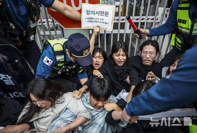 [서울=뉴시스] 정병혁 기자 = 7일 서울 종로구 주한미국대사관 앞에서 한국대학생진보연합 소속 대학생들이 전쟁반대 및 제이비어 브런슨 주한미군사령관 추방, 주한미군 철수 등을 촉구하며 기습시위를 하고 있다.  2026.05.07. jhope@newsis.com
