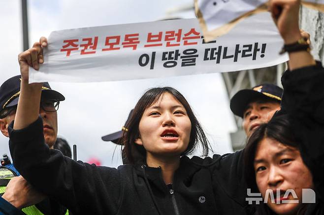 [서울=뉴시스] 정병혁 기자 = 7일 서울 종로구 주한미국대사관 앞에서 한국대학생진보연합 소속 대학생들이 전쟁반대 및 제이비어 브런슨 주한미군사령관 추방,  주한미군 철수 등을 촉구하며 기습시위를 하고 있다.  2026.05.07. jhope@newsis.com