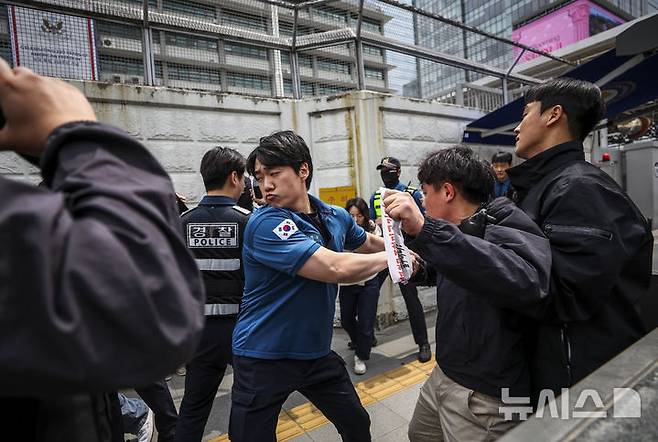 [서울=뉴시스] 정병혁 기자 = 7일 서울 종로구 주한미국대사관 앞에서 한국대학생진보연합 소속 대학생들이 전쟁반대 및 제이비어 브런슨 주한미군사령관 추방,  주한미군 철수 등을 촉구하며 기습시위를 하던 도중 경찰에 연행되고 있다.  2026.05.07. jhope@newsis.com