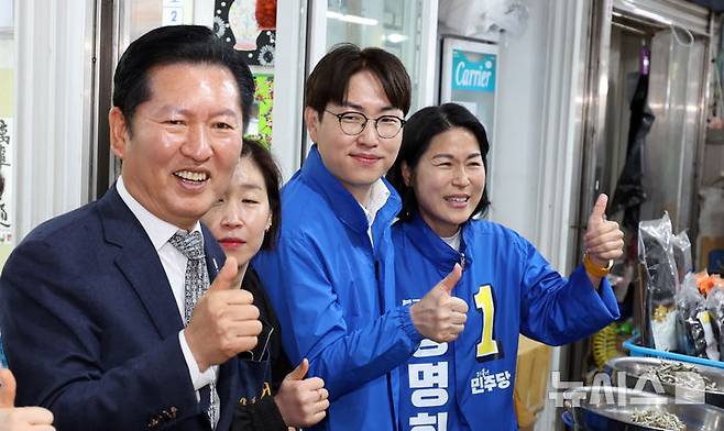 [부산=뉴시스] 하경민 기자 = 정청래 더불어민주당 대표의 '오빠' 발언에 관한 논란이 계속되는 가운데, 국립국어원이 40살 이상 차이 나는 사람을 '오빠'라고 부르는 것은 부적절하다고 봤다. 2026.05.03. yulnetphoto@newsis.com