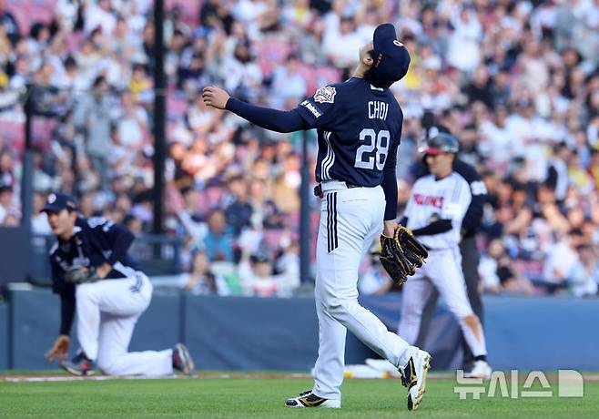 [서울=뉴시스] 이영환 기자 = 6일 오후 서울 송파구 잠실야구장에서 열린 2026 KBO리그 두산 베어스와 LG 트윈스의 경기, 1회말 두산 선발 최승용이 2사 만루의 위기를 넘긴 후 덕아웃으로 들어가고 있다. 2026.05.06. 20hwan@newsis.com
