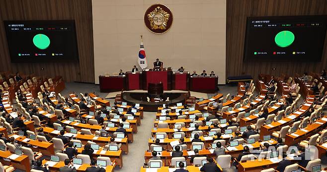 [서울=뉴시스] 김금보 기자 = 7일 서울 여의도 국회에서 열린 제435회국회(임시회) 제1차 본회의에서 생명안전기본법안(수정, 박주민의원ㆍ한창민의원ㆍ용혜인의원 대표발의)이 가결되고 있다. 2026.05.07. kgb@newsis.com