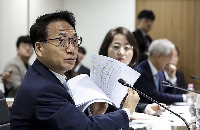 더불어민주당 박선원 의원이 23일 서울 종로구 감사원에서 열린 '윤석열 정권 정치검찰 조작기소 의혹 사건 진상규명 국정조사특별위원회' 현장조사에서 질의하고 있다. 연합뉴스