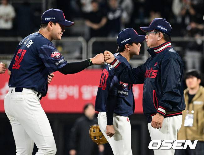 [OSEN=수원, 조은정 기자]롯데가 도박 징계를 마친 고승민, 나승엽의 활약을 앞세워 기분 좋은 대승을 거뒀다.&nbsp;프로야구 롯데 자이언츠는 6일 수원KT위즈파크에서 열린 2026 신한 SOL KBO리그 KT 위즈와의 시즌 4차전에서 8-1 완승을 거뒀다.&nbsp;롯데 김태형 감독이 나승엽과 승리를 기뻐하고 있다. 2026.05.06 /cej@osen.co.kr