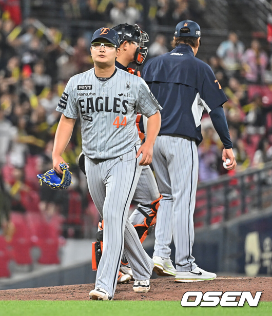 [OSEN=광주, 이석우 기자] 7일 광주-기아 챔피언스필드에서 2026 신한 SOL KBO 리그 KIA 타이거즈와 한화 이글스의 경기가 열렸다.홈팀 KIA는 양현종이, 방문팀 한화는 정우주가 선발 출전했다.한화 이글스 김서현이 9회말 2실점 후 교체되고 있다. 2026.05.07 / foto0307@osen.co.kr