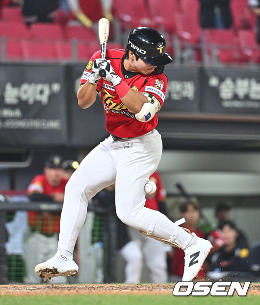 [OSEN=광주, 이석우 기자] 7일 광주-기아 챔피언스필드에서 2026 신한 SOL KBO 리그 KIA 타이거즈와 한화 이글스의 경기가 열렸다.홈팀 KIA는 양현종이, 방문팀 한화는 정우주가 선발 출전했다.KIA 타이거즈 한승연이 9회말 무사 1루 한화 이글스 김서현의 투구에 맞고 있다. 2026.05.07 / foto0307@osen.co.kr
