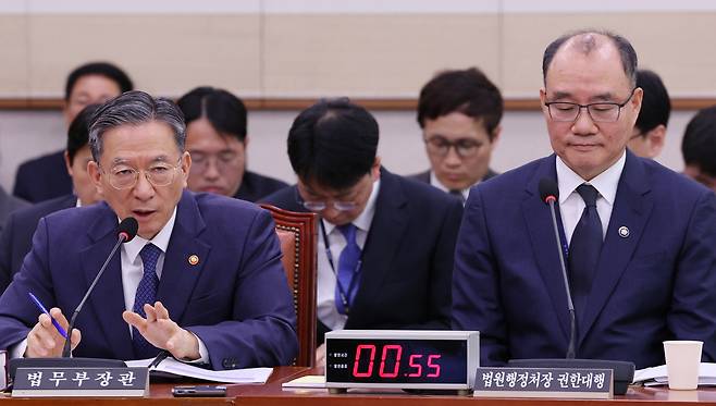 정성호 “특검 취지 공감” 정성호 법무부 장관(왼쪽)이 6일 서울 여의도 국회에서 열린 법제사법위원회 전체회의에서 의원의 질의에 답하고 있다. 정 장관은 더불어민주당이 발의한 ‘조작기소 특별검사법안’에 대해 “기본적으로 입법 취지는 공감한다”고 밝혔다. 오른쪽은 기우종 대법원 법원행정처장 권한대행. 허정호 선임기자