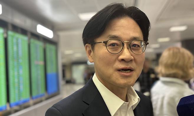 김정관 산업통상자원부(산업부) 장관이 대미투자 협의를 위해 6일(현지 시간) 미국 워싱턴DC 인근 덜레스국제공항으로 입국하며 특파원들과 만나 발언하고 있다. 뉴시스