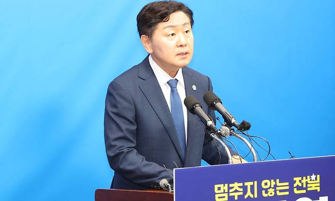 김관영 전북도지사 예비후보가 7일 전북 전주시 전북특별자치도의회에서 무소속 출마 의사를 밝히고 있다. 뉴스1