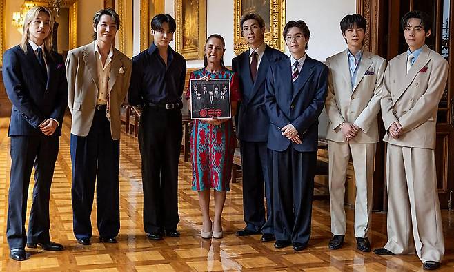 클라우디아 셰인바움 멕시코 대통령(가운데)이 6일(현지시간) 그의 초청으로 대통령궁을 방문한 BTS 멤버 전원과 기념 촬영을 하고 있다.&nbsp;AFP연합뉴스