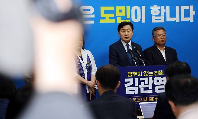 무소속 출마 결심을 굳힌 김관영 전북특별자치도 예비후보가 7일 전북도의회 브리핑룸에서 입장을 밝히고 있다. 연합뉴스