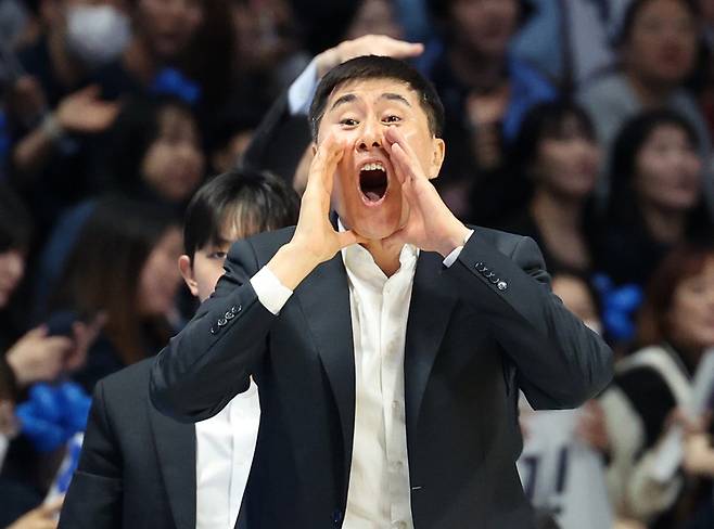 7일 경기 고양 소노 아레나에서 열린 '2025-2026 KBL 챔피언결정전 2차전' 고양 소노 스카이거너스와 부산 KCC 이지스의 경기, KCC 이상민 감독이 작전을 지시하고 있다. 뉴시스