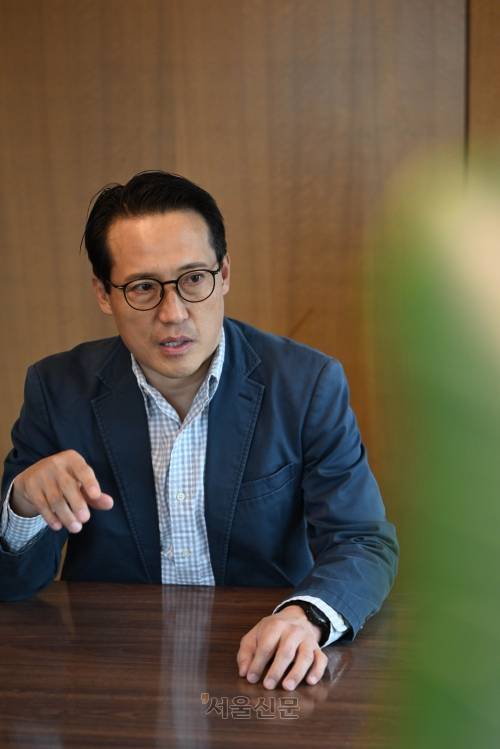 이주량 연구위원은 농업 선진화를 위해 ‘지주’가 ‘주주’로 전환돼야 한다고 제언했다. “‘늘봄영농조합’처럼 생산은 법인에 맡겨 효율을 높이고, 우리는 가공·수출 등 연관 산업에 한류를 결합해 가치를 키워야 합니다. 땅 소유권에 대한 집착만 버린다면 농업도 충분히 우리 미래를 책임질 선진국형 산업이 될 수 있습니다.”  홍윤기 기자