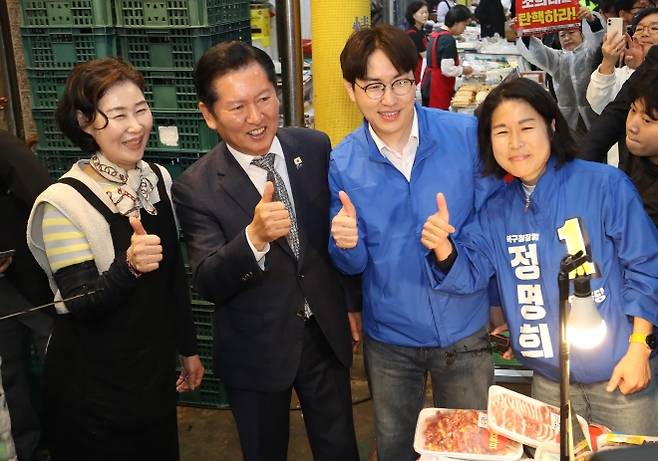 정청래 더불어민주당 대표와 부산 북갑 국회의원 보궐선거에 출마하는 하정우 전 청와대 AI미래기획수석이 3일 부산 북구 구포시장을 찾아 상인들과 인사를 나누고 있다.  2026.5.3. 뉴스1