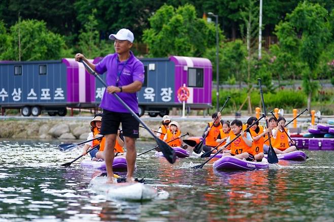 서울 동대문구 아이들이 이문동 이문수변공원 이화교 하부 수상스포츠 체험교육장에서 카약 교육을 받고 있다. 동대문구 제공