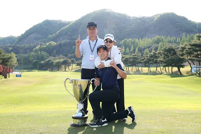 최찬이 4월 26일 경기 파주의 서원밸리CC에서 열린 KPGA 투어 우리금융 챔피언십에서 우승을 차지한 후 부모들과 함께 기념 촬영을 하고 있다. 사진 제공=KPGA