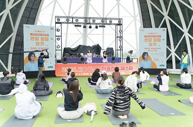 한강 힐링 요가 프로그램 체험 현장 ⓒ한국어린이청소년문화원 제공