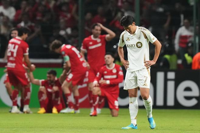 LAFC 손흥민(오른쪽)이 7일(한국시간) 톨루카와 북중미 챔피언스컵 4강 2차전 원정경기 도중 실점한 뒤 아쉬워하고 있다. 톨루카｜AP뉴시스